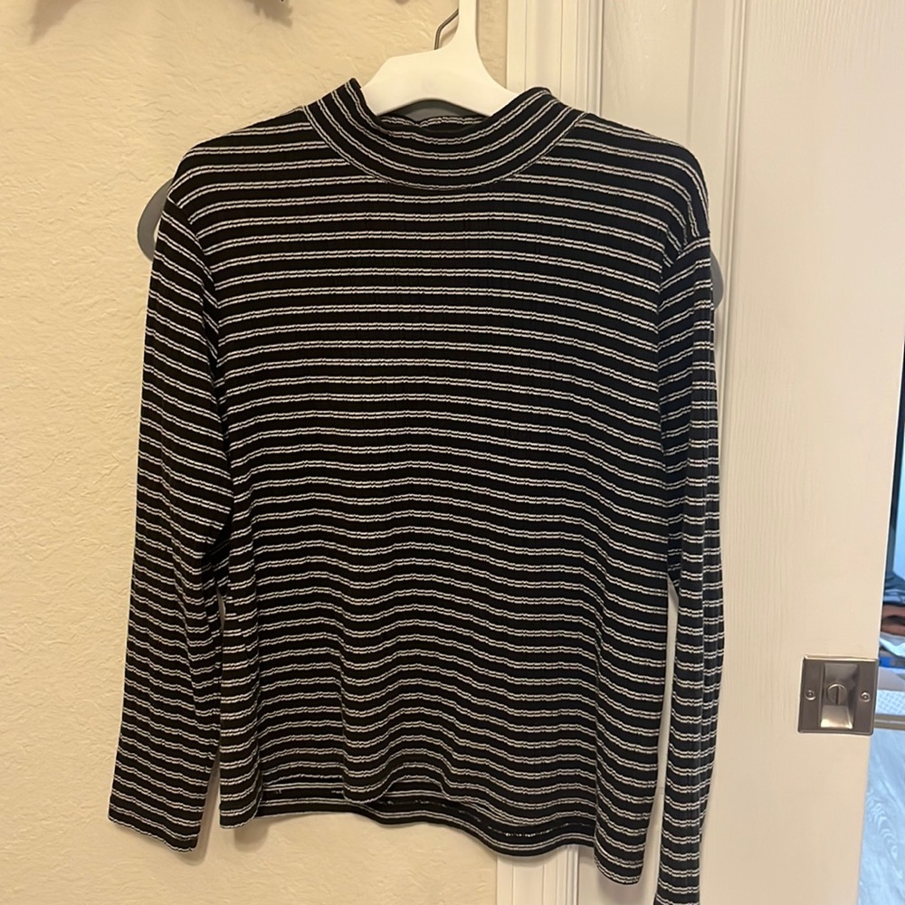 Lightweight knit mock neck top size small